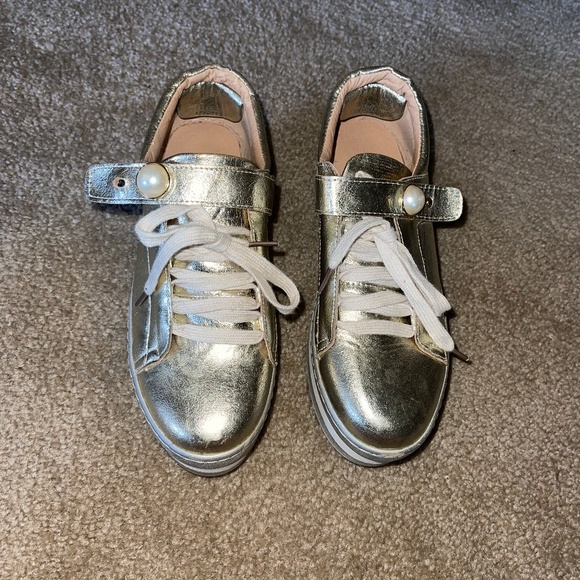 Ladies metallic wedge platform sneakers with pearl accent - Picture 3 of 10